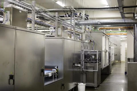 Sweets factory. Sweets production process. Conveyor belt with sweets on it. Foto stock