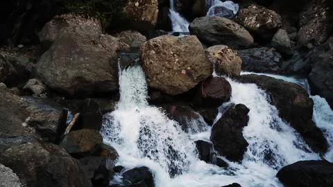 Swift currents showcase dynamic movement, Turbulent waters rush through narrow Foto stock