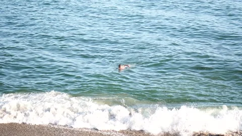 Swiming in the ocean Vídeos de archivo 311609242