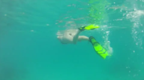 Swimmer bubbles collide Video stock 24348814