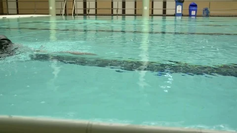 Swimmer crawl slow motion Stockbeeldmateriaal 82872511