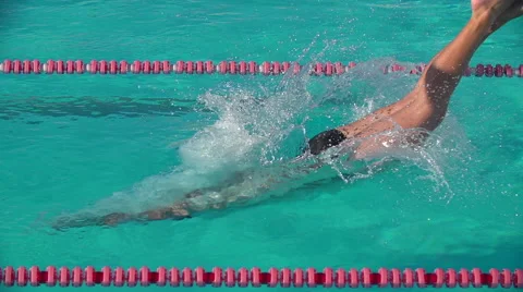 Swimmer diving out of pool in reverse motion. Vídeo Stock 52730431
