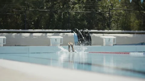 Swimmer diving into pool Vídeos de archivo 199033826