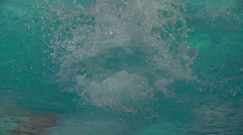 Swimmer diving into pool reversed. Vídeo Stock 52730557