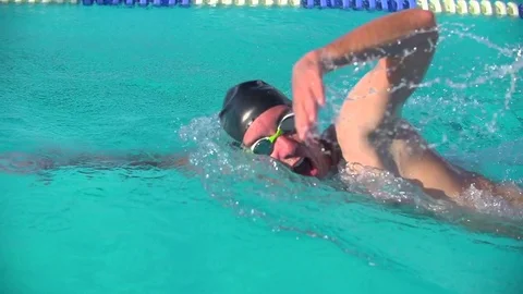 Swimmer does the front crawl Vídeo Stock 71454376