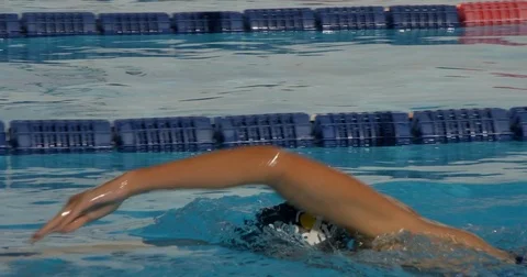 Swimmer doing the Crawl in Slow Motion in Swimming Lanes. Vídeo Stock 73048291