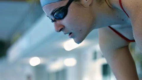 Swimmer in goggles and cap, training indoors. Foto stock