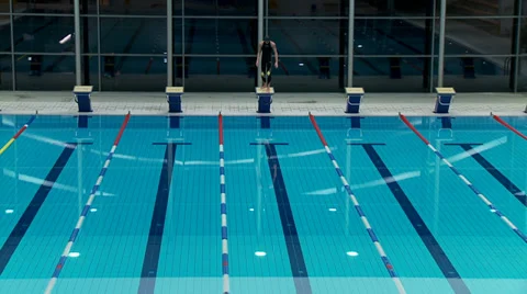 Swimmer jumping from starting block and butterfly swimming Stock Footage 30459163