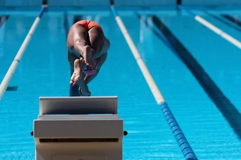 The swimmer jumps from the start block Foto stock