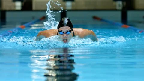 Swimmer in pool with goggles, training in freestyle. Foto stock