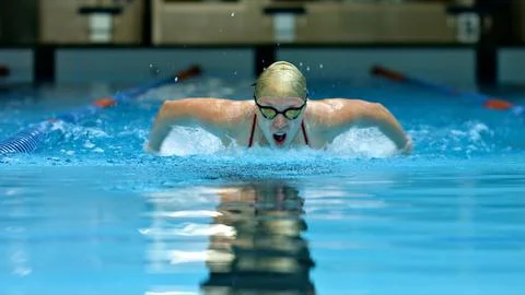 Swimmer in pool with goggles, training for indoor water sport. Foto stock