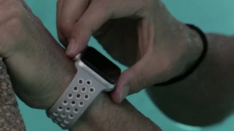 Swimmer using watch Vídeos de archivo 77050510