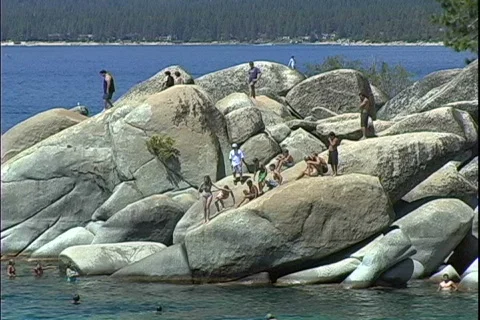 Swimmers on Rocks-ws Vídeo Stock 820611