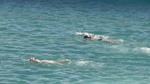 Swimmers in Saltwater pool Stockbeeldmateriaal 104405588