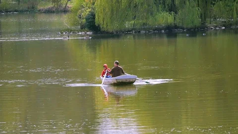 Swimming in the boat in the river Video stock 89933101