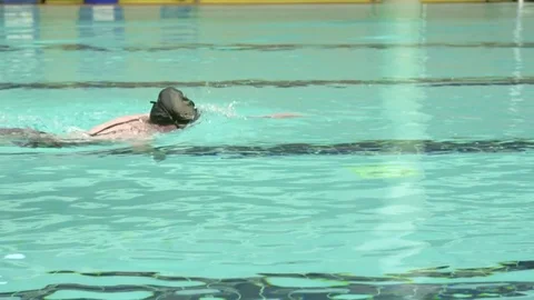 Swimming crawl slow motion Stockbeeldmateriaal 82873063