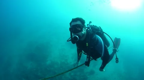Swimming down line to ship wreck Stock Footage 40731556