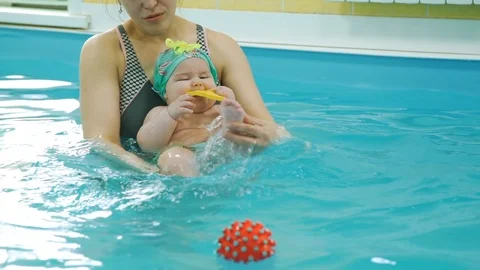 Swimming Instructor Develops Muscles of Baby 動画素材 111169394
