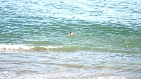 Swimming in the ocean. Vídeos de archivo 311608980