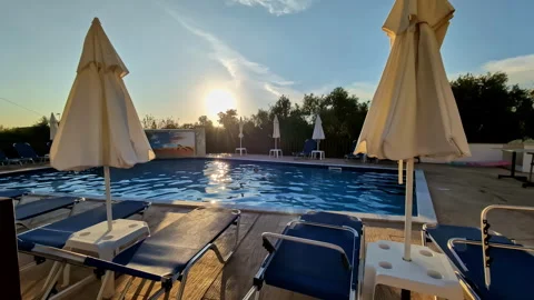 Swimming pool and patio deck at sunset - no people push in slow motion Vidéo 276730423