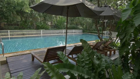 Swimming Pool deck dolly through leaves in Tropics Vídeos de archivo 245932977
