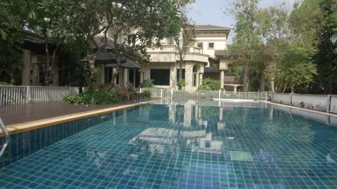 Swimming pool dolly on edge with beautiful house in backround Vídeos de archivo 245932982