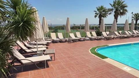 Swimming pool in the hotel Video stock 339571126