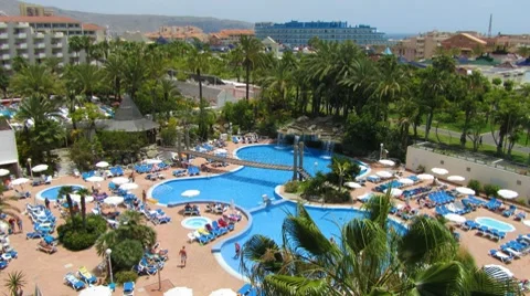 Swimming pool &amp; panorama of the city - time lapse Vídeos de archivo 7733647
