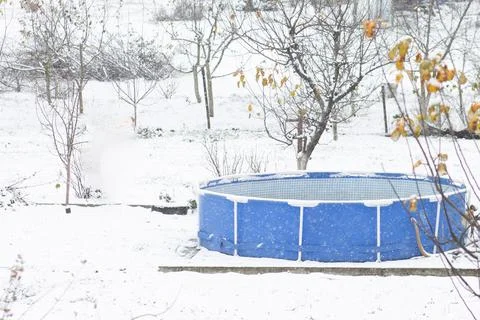 Swimming pool on a private plot in winter under the snow Fotos de archivo
