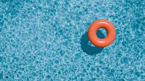 Swimming pool top view. Red swimming ring in the empty clear pool. Vídeo Stock 276574980