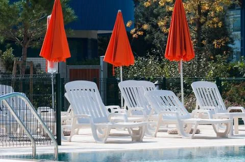 Swimming Pool with Umbrellas Foto stock