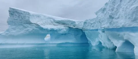 Swimming through a cave in an iceberg 3 Vídeos de archivo 330793152