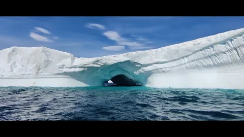Swimming through a cave in iceberg Vídeos de archivo 330793106