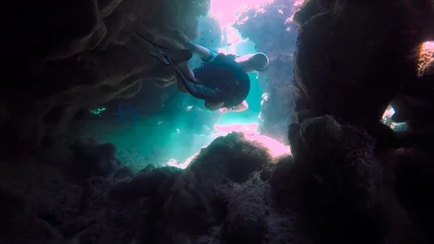 Swimming through a tunnel while diving in Utila 스톡 동영상 70835075