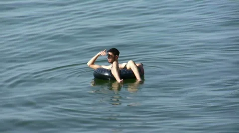 Swimming with tire Видео 372236