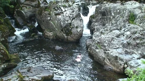 Swimming in Welsh River Video stock 989796
