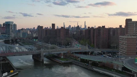Swing bridge and river highway on the Harlem River in New York Vídeos de archivo 128550234