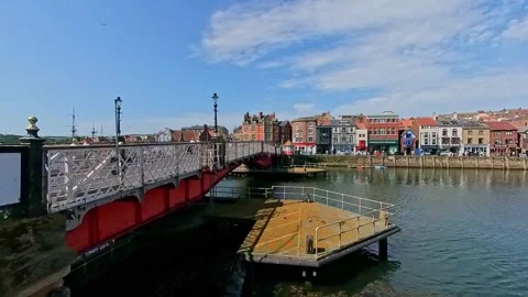 Swing bridge over the River Esk in the seaside town of Whitby 库存影片 245431776