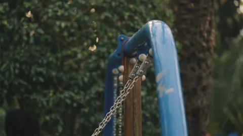 Swing on chains swinging closeup. Vídeo Stock 62235462