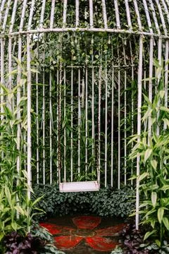A swing enclosed in a cage, creating a unique and intriguing contrast betwe.. Foto stock