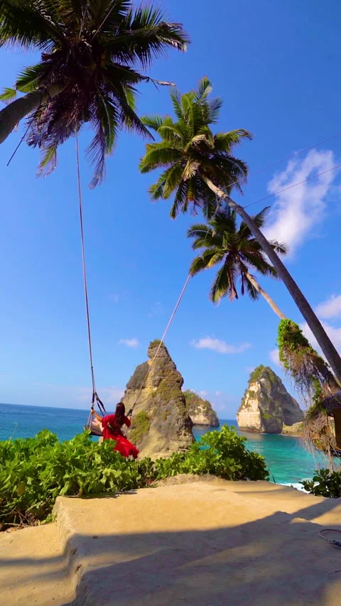 Swing high above the beach in Diamond beach, Bali, Indonesia 스톡 동영상 250265368