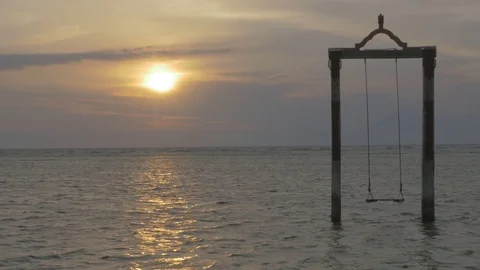 Swing in the ocean 库存影片 90749746