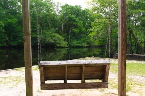 A Swing Overlooking the Lumber River Foto stock