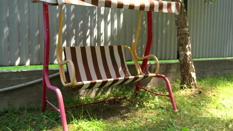 Swing in the park Stockbeeldmateriaal 150604139