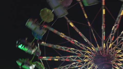 Swing ride carousel spinning in the playground amusement park at night Vidéo 263981298