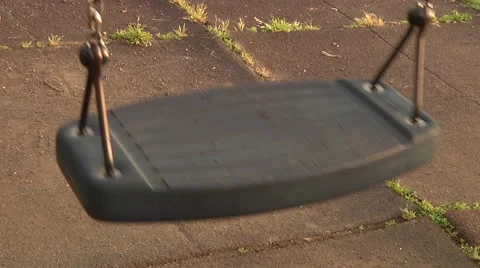 Swing swaying in a park. Video stock 49066030