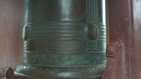 Swinging the big Bell in the temple Vidéo 91456442