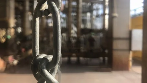 Swinging Chains 스톡 동영상 104299557