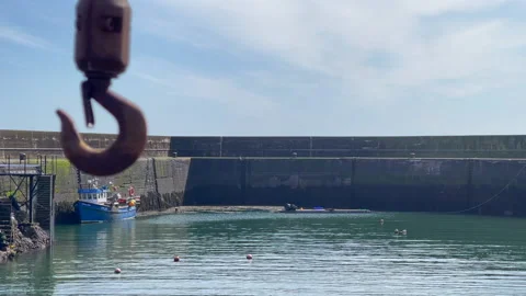 Swinging hook and boat in St ebbs harbour 動画素材 152663071
