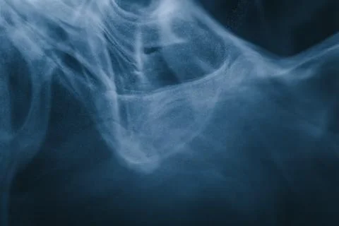 Swirling blue smoke patterns creating an ethereal and dreamy abstract effect Foto stock